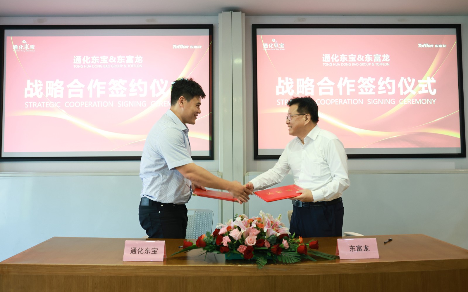 1751332150470616.jpg 簽約照 官網(wǎng).jpg